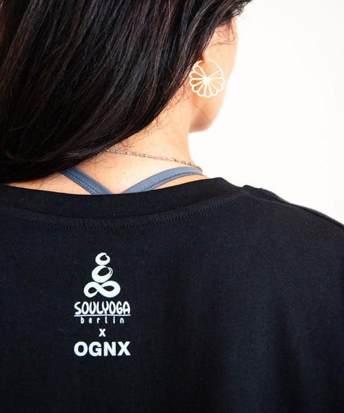 Ognx Yoga Boxy T-Shirt Be Your Own Guru by SOULYOGA Berlin - schwarz Nur für heute