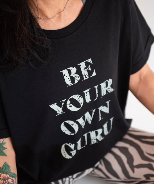 Ognx Yoga Boxy T-Shirt Be Your Own Guru by SOULYOGA Berlin - schwarz Nur für heute