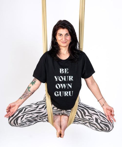 Ognx Yoga Boxy T-Shirt Be Your Own Guru by SOULYOGA Berlin - schwarz Nur für heute